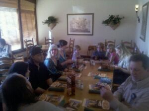 a very blurry picture of a dozen people at a table in a restaurant